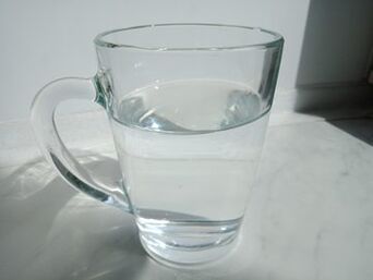 Alkotox gouttes dans un verre d'eau, expérience d'utilisation du produit. 