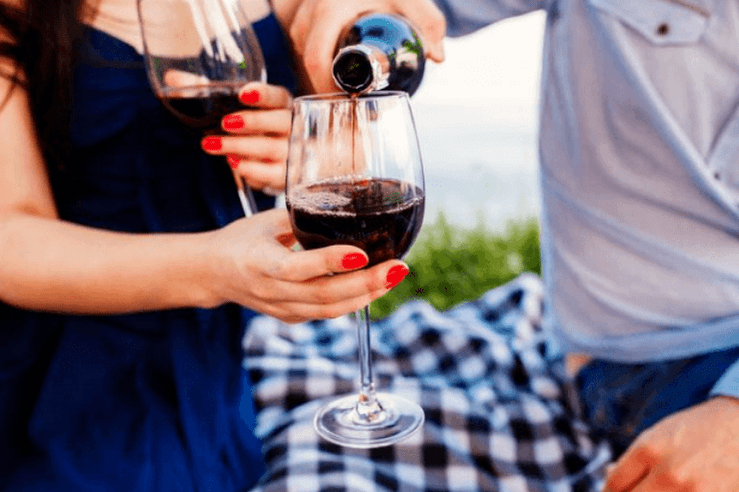 Le vin est la meilleure boisson alcoolisée pour une bonne soirée avant le sexe. 
