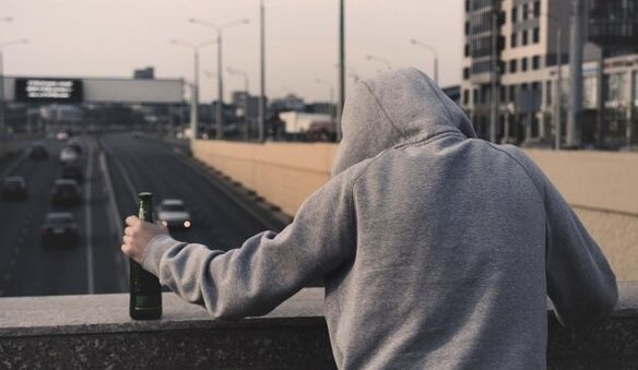 Boire l'homme comment aider à surmonter la dépendance