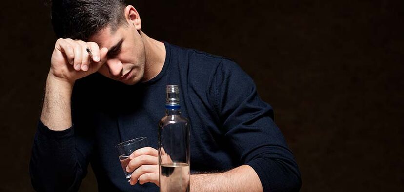 un homme boit de l'alcool comment arrêter de fumer photo 1