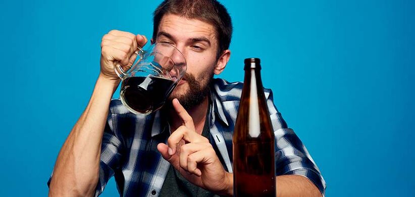 un homme boit de l'alcool comment arrêter de fumer photo 2